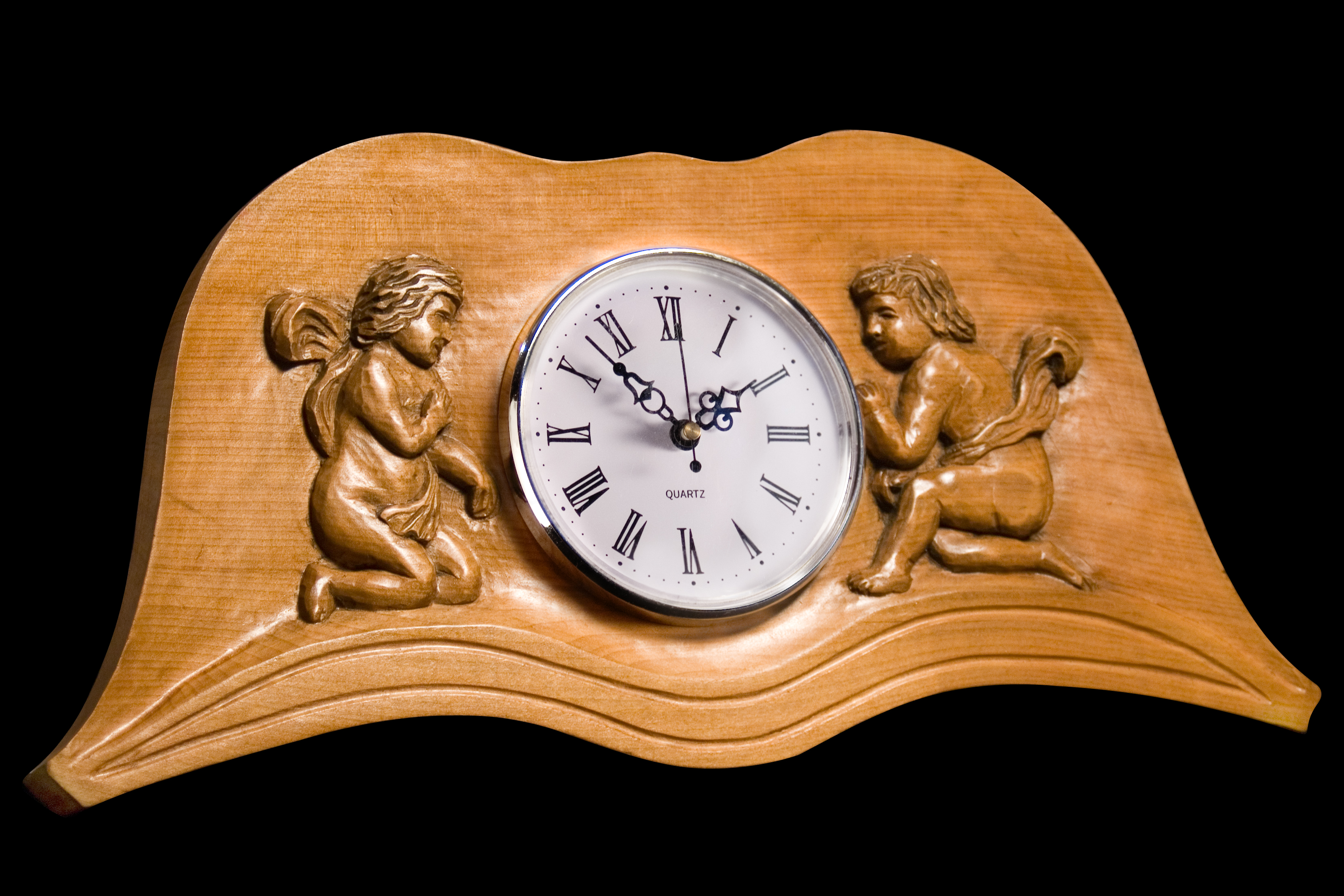 Reloj con querubines tallado en madera de lenga, 37x18cm